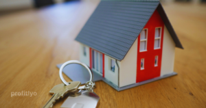 How to save money for a house — piggy bank and house keys
