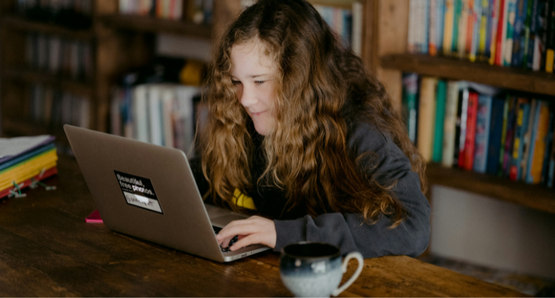 Side hustles for college students include tutoring on campus